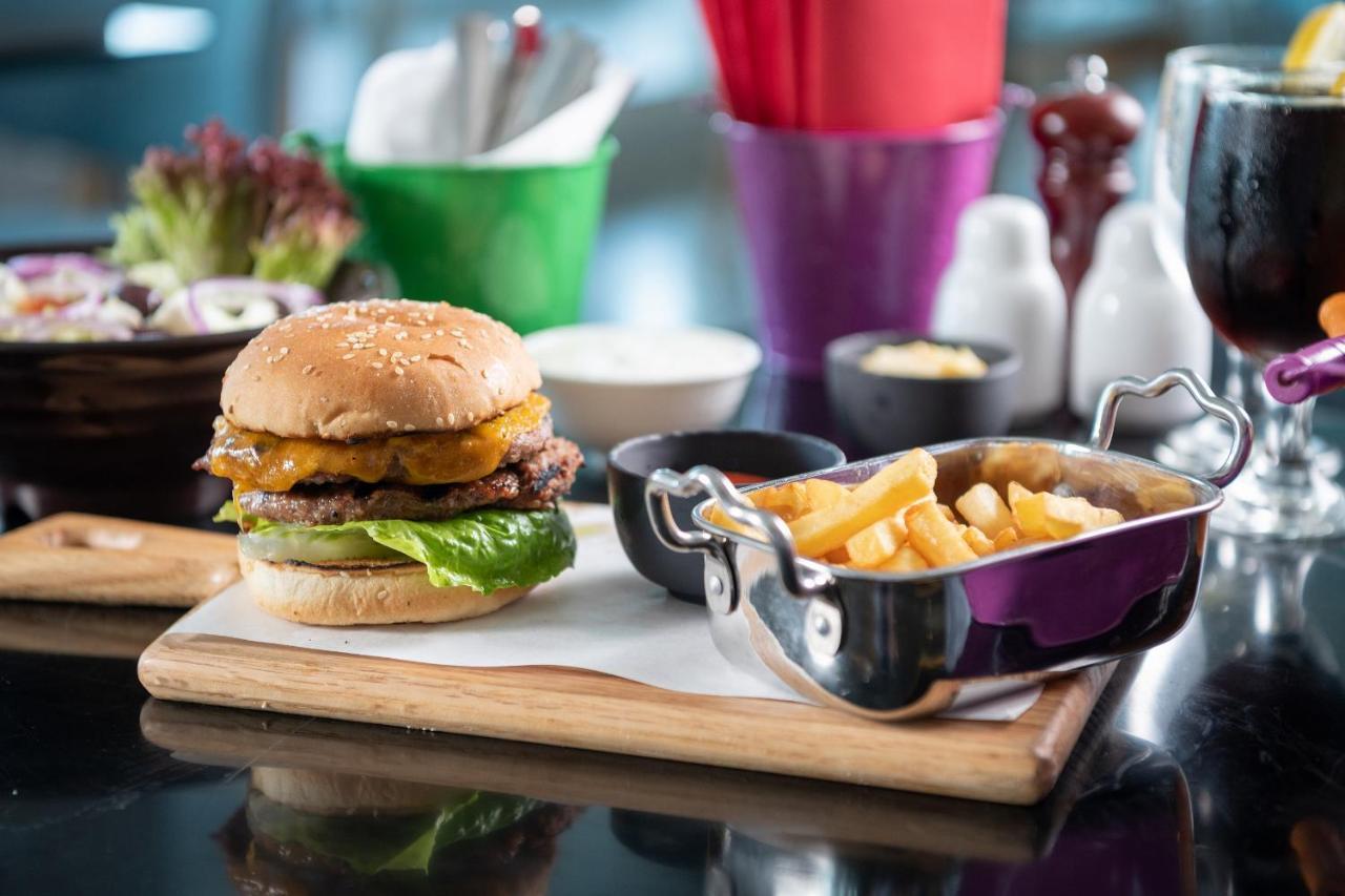 Park Inn by Radisson Jubail Industrial City Bagian luar foto